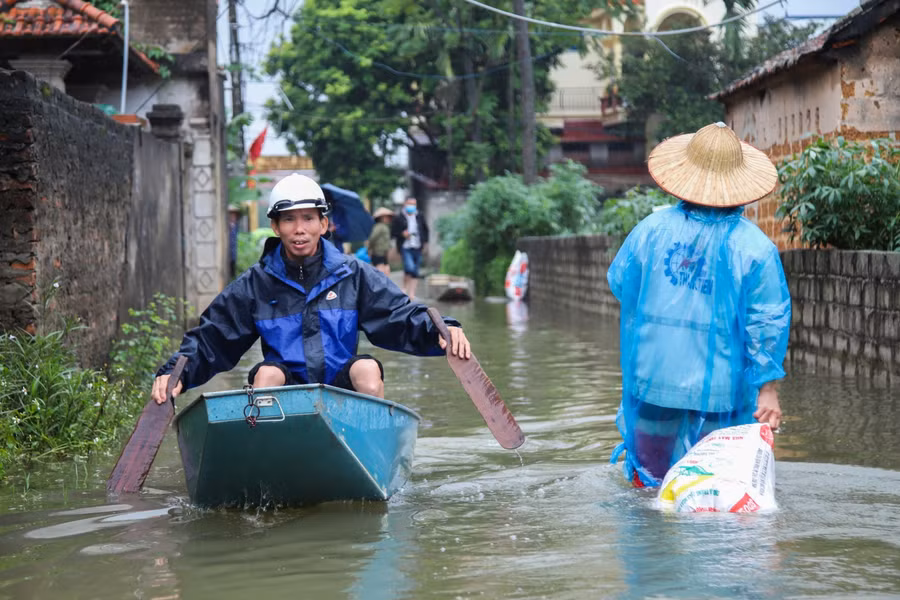 Mưa kéo dài, nhiều nơi ở Hà Nội người dân phải bơi thuyền vào... nhà ảnh 5