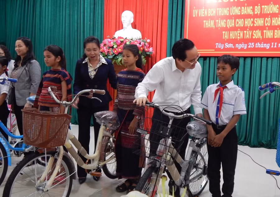  Bộ trưởng Phùng Xuân Nhạ trao tặng xe đạp cho các em học sinh tiểu học có hoàn cảnh khó khăn của một số trường tiểu học.