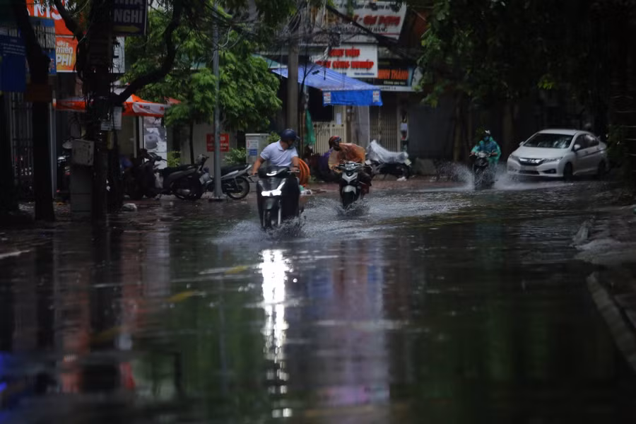 Tại đường Vương Thừa Vũ cũng tương tự, nước ngập khá sâu, nhiều xe máy bị chết máy khi đi qua điểm ngập.