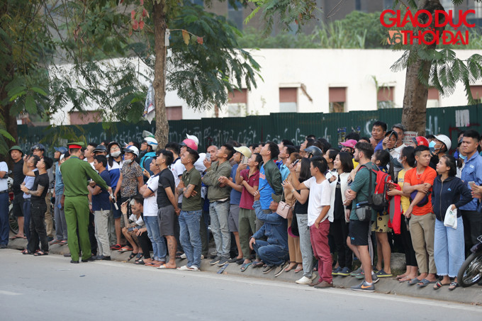 Sự việc xảy ra đúng vào giờ cao điểm nên thu hút rất đông người dân hiếu kỳ đứng theo dõi.