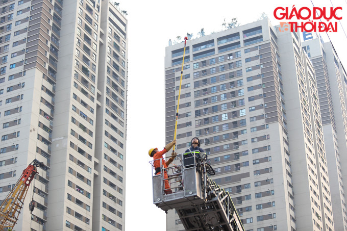 Đồng thời cùng nhân viên của điện lực kiểm tra đường dây điện để đảm bảo an toàn cho thanh niên "nghi ngáo đá".