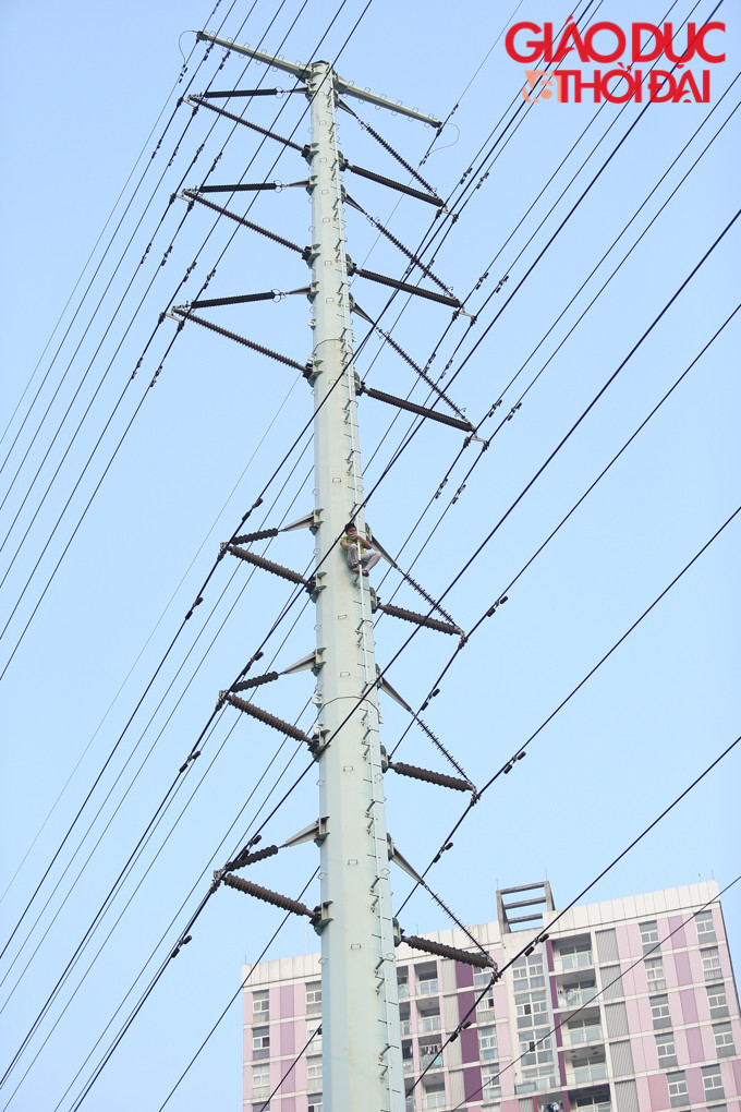 Thanh niên có biểu hiện bất thường leo cao khoảng gần 30m trên cột điện cao thế.