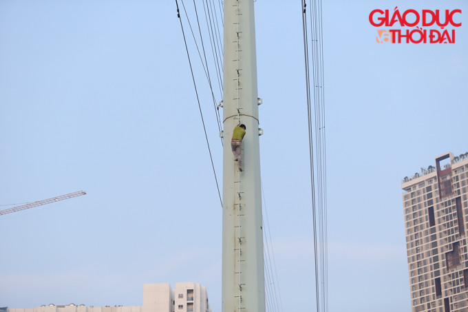 Đến khoảng 16h40 nam thanh niên tự trèo xuống, lực lượng chức năng ngay sau đó đã đưa thanh niên trên về trụ sở.