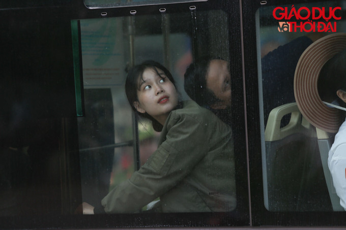 Nhiều người đi trên xe bus cũng ngoái lại nhìn.