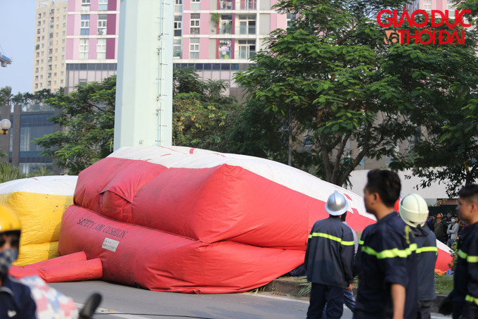 Ngay sau khi nhận được tin báo lực lượng PCCC & CHCN đã huy động xe thang và phao hơi để ứng cứu thanh niên.