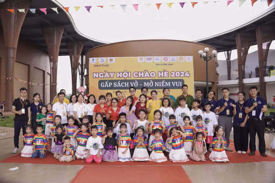 Trong khuôn khổ chương trình, nhằm chia sẻ nỗi đau với những gia đình bị thiệt hại trong vụ cháy tại chung cư Trung Kính vừa qua, BTC đã phát động quyên góp để chung tay sẻ chia vì cộng đồng.