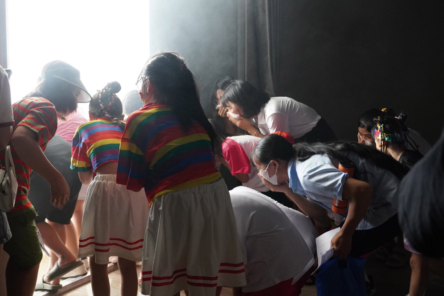 Các em học sinh được thực hiện trực tiếp việc phòng cháy chữa cháy tại chương trình.