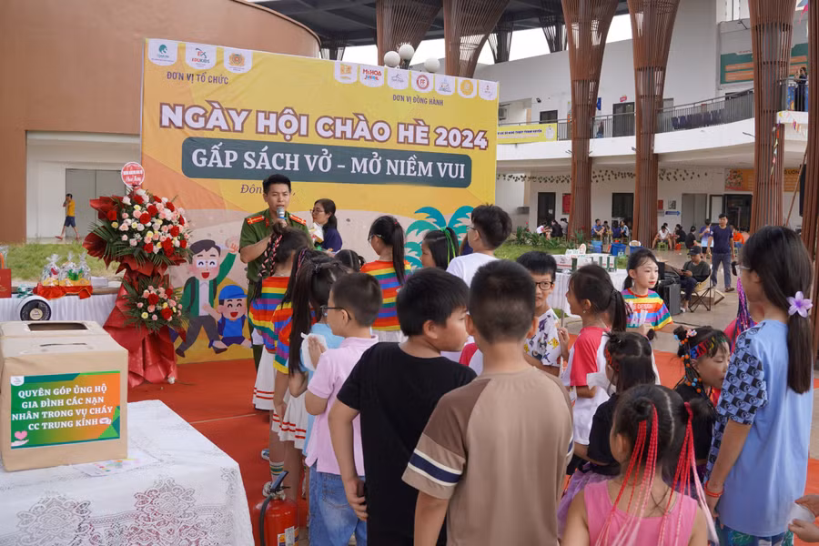 Đặc biệt trong chương trình, toàn thể đại biểu, giáo viên &amp; phụ huynh, học sinh được trực tiếp xem và thực hành các kỹ năng phòng chống tai nạn đuối nước, phòng cháy chữa cháy hữu ích trong hè.