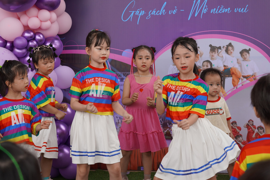 Một chuỗi các hoạt động hấp dẫn đến từ các gian hàng (STEM Robotics, Giáo dục tài chính, Toán, Tiếng Anh, Tiếng Trung).