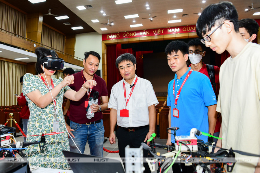 Phát huy tinh thần tự chủ Đại học Bách khoa Hà Nội đẩy mạnh sáng tạo trong đào tạo và nghiên cứu khoa học. Phát huy tinh thần tự chủ Đại học Bách khoa Hà Nội đẩy mạnh sáng tạo trong đào tạo và nghiên cứu khoa học.