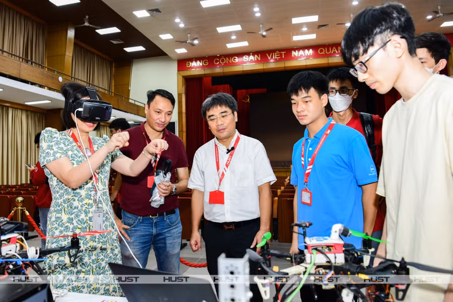 Phát huy tinh thần tự chủ Đại học Bách khoa Hà Nội đẩy mạnh sáng tạo trong đào tạo và nghiên cứu khoa học.