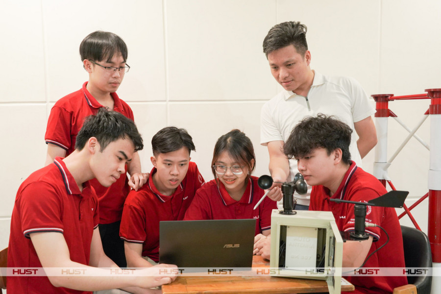 Sinh viên Đại học Bách khoa Hà Nội luôn đạt thứ hạng cao trong học tập và nghiên cứu khoa học. Sinh viên Đại học Bách khoa Hà Nội luôn đạt thứ hạng cao trong học tập và nghiên cứu khoa học.