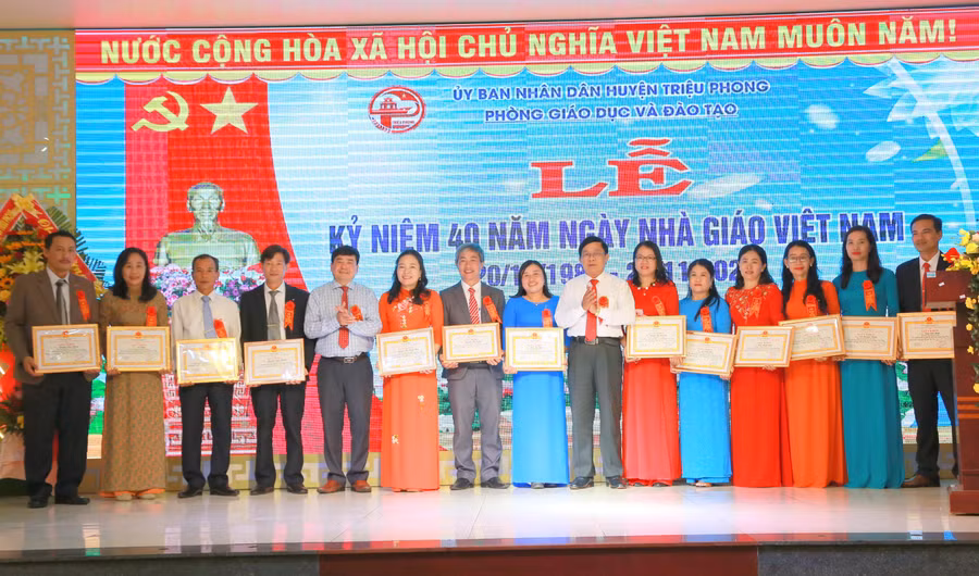 Lãnh đạo huyện Triệu Phong tặng Giấy khen của UBND huyện cho các cá nhân có nhiều đóng góp trong giáo dục.