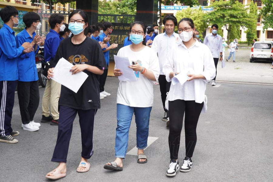 Niềm vui của những thí sinh đầu tiên bước khỏi phòng thi Niềm vui của những thí sinh đầu tiên bước khỏi phòng thi