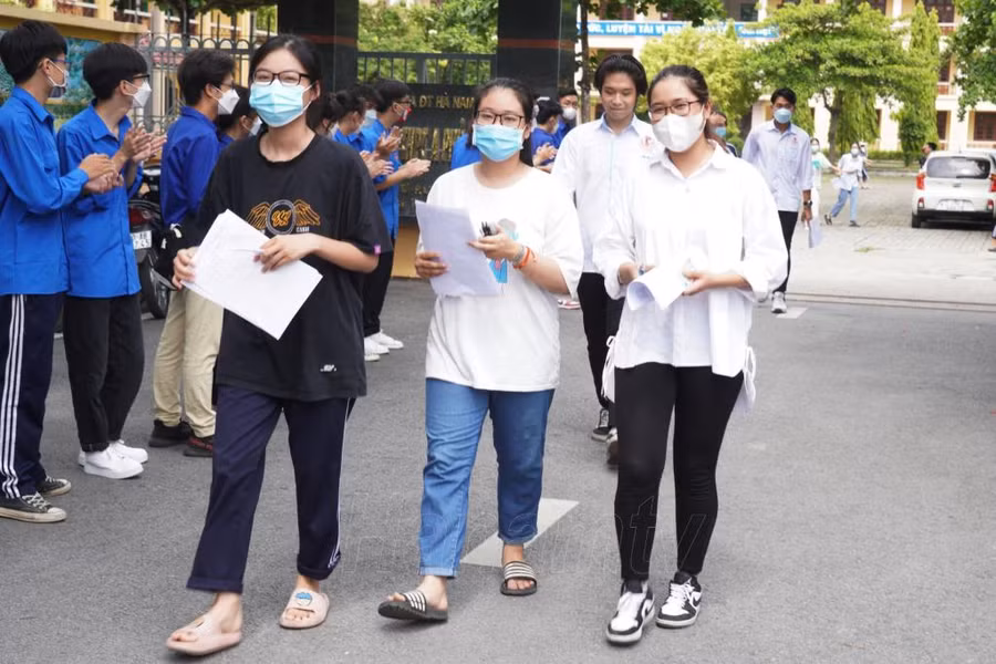 Niềm vui của những thí sinh đầu tiên bước khỏi phòng thi