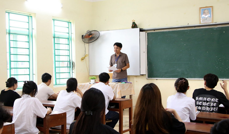 Giám thị phổ biến lại quy chế thi, lịch thi cho thí sinh tại điểm thi THPT C Phủ Lý. Ảnh: Giang Nam.