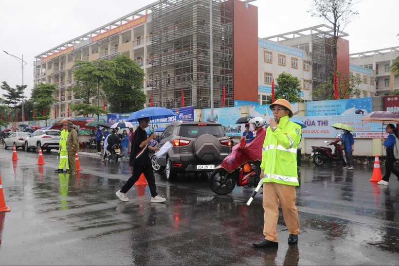 Lực lượng CSGT phân luồng tại điểm thi trường THPT Chuyên Thái Nguyên.