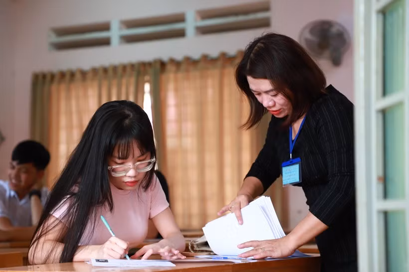 Cán bộ coi thi kiểm tra hồ sơ thí sinh dự thi tại Đắk Lắk. (Ảnh: TT).