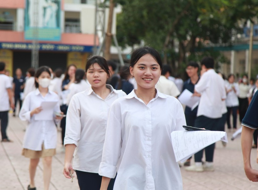 Thí sinh tại điểm thi Trường THCS Đại Kim (quận Hoàng Mai).