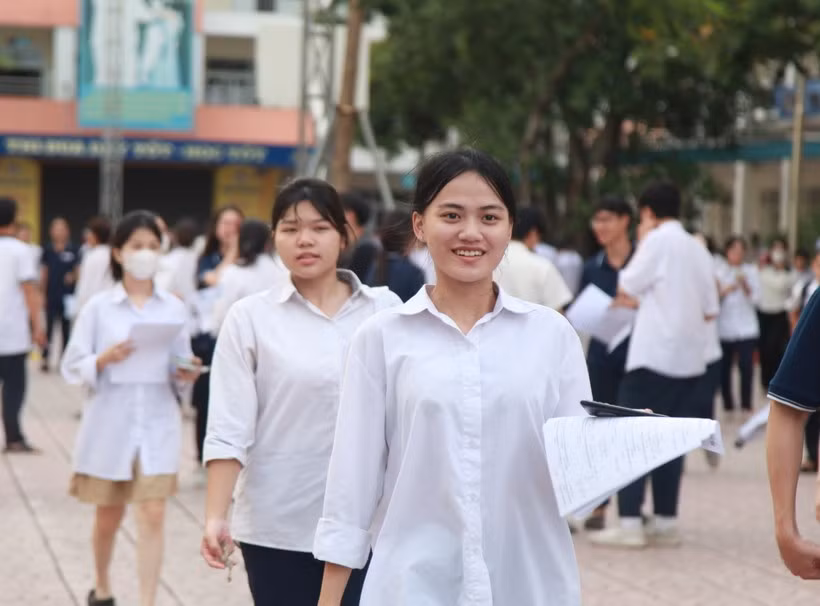 Thí sinh tại điểm thi Trường THCS Đại Kim (quận Hoàng Mai).