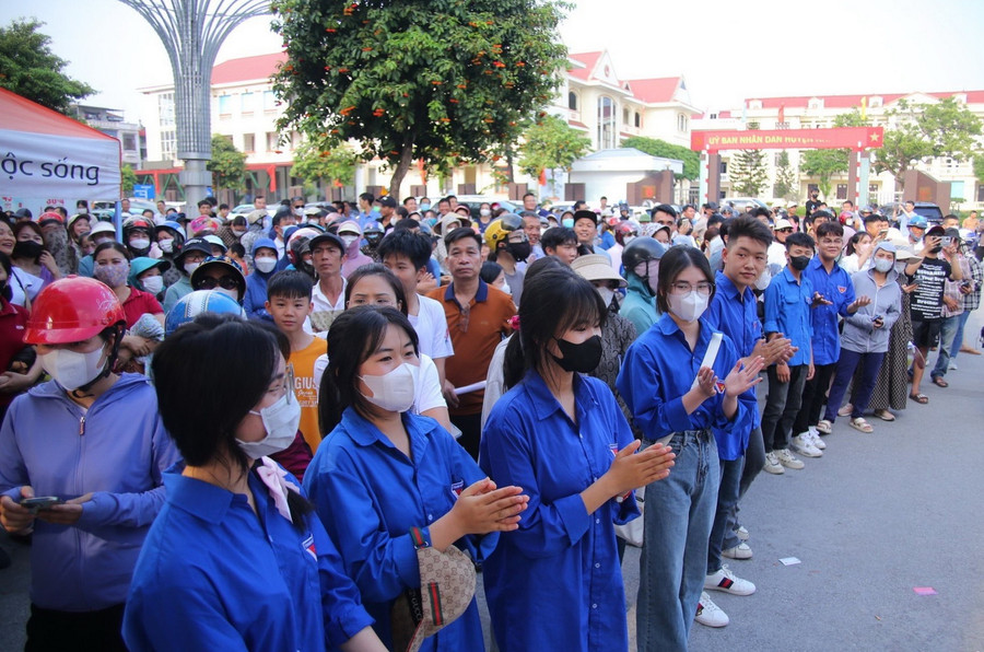 Hơn 2.100 tình nguyện viên của Hải Dương tham gia hỗ trợ thí sinh tại 45 điểm thi.