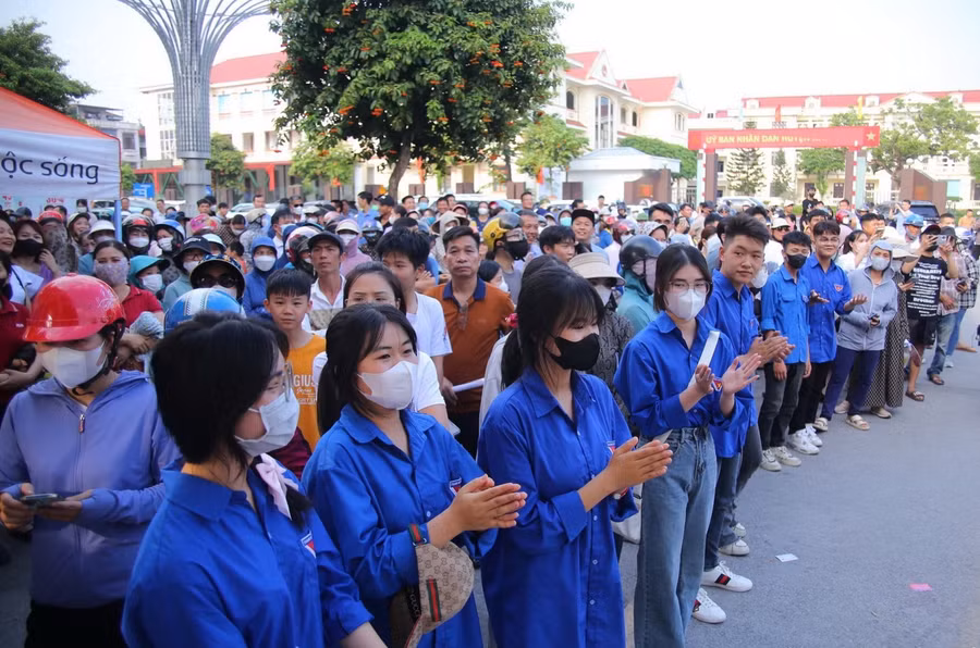 Hơn 2.100 tình nguyện viên của Hải Dương tham gia hỗ trợ thí sinh tại 45 điểm thi.