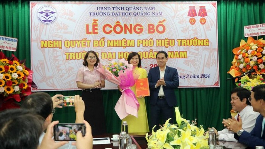 Ông Trần Anh Tuấn – Phó chủ tịch Uỷ ban Nhân dân tỉnh Quảng Nam và Bà Trần Thị Kim Hoa – Giám đốc Sở Nội vụ tỉnh Quảng Nam trao Quyết định bổ nhiệm, tặng hoa chúc mừng TS. Phạm Nguyễn Hồng Ngự (áo vàng). (Ảnh: Nhà trường)