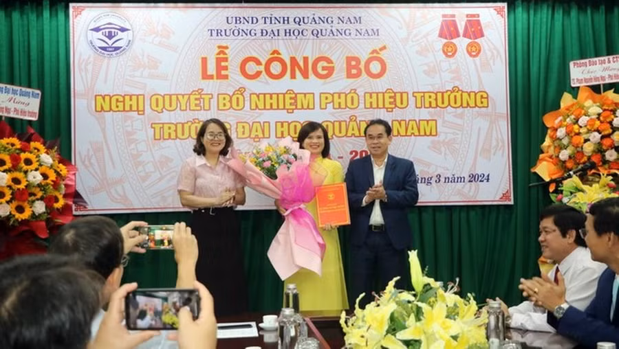 Ông Trần Anh Tuấn – Phó chủ tịch Uỷ ban Nhân dân tỉnh Quảng Nam và Bà Trần Thị Kim Hoa – Giám đốc Sở Nội vụ tỉnh Quảng Nam trao Quyết định bổ nhiệm, tặng hoa chúc mừng TS. Phạm Nguyễn Hồng Ngự (áo vàng). (Ảnh: Nhà trường)
