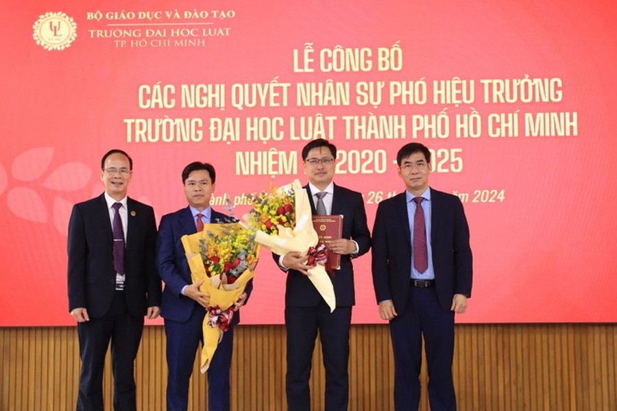 Hai tân Phó Hiệu trưởng Trường ĐH Luật TPHCM: GS.TS Đỗ Văn Đại (thứ hai từ trái sang) và PGS.TS Trần Việt Dũng (thứ ba từ trái sang).