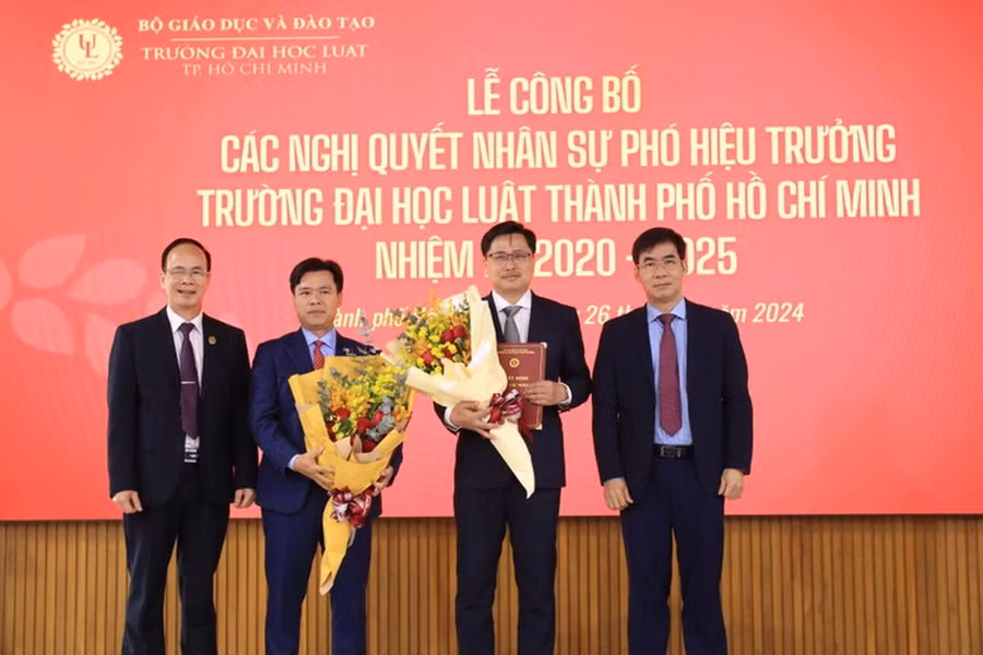 Hai tân Phó Hiệu trưởng Trường ĐH Luật TPHCM: GS.TS Đỗ Văn Đại (thứ hai từ trái sang) và PGS.TS Trần Việt Dũng (thứ ba từ trái sang).