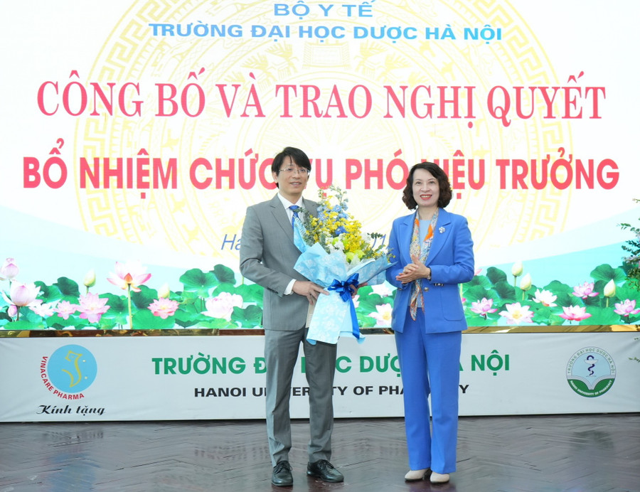 Thứ trưởng Bộ Y tế Nguyễn Thị Liên Hương chúc mừng Tân Phó Hiệu trưởng Trường ĐH Dược Hà Nội.Nguyễn Mạnh Tuyển.
