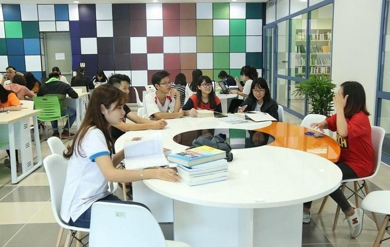 Sinh viên Trường ĐH Kinh tế quốc dân nghiên cứu, học tập tại thư viện của trường.