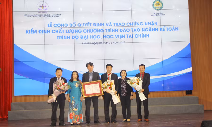 PGS.TS Nguyễn Phương Nga (thứ hai từ trái qua phải) trao chứng nhận kiểm định chất lượng chương trình đào tạo ngành Kế toán trình độ đại học.