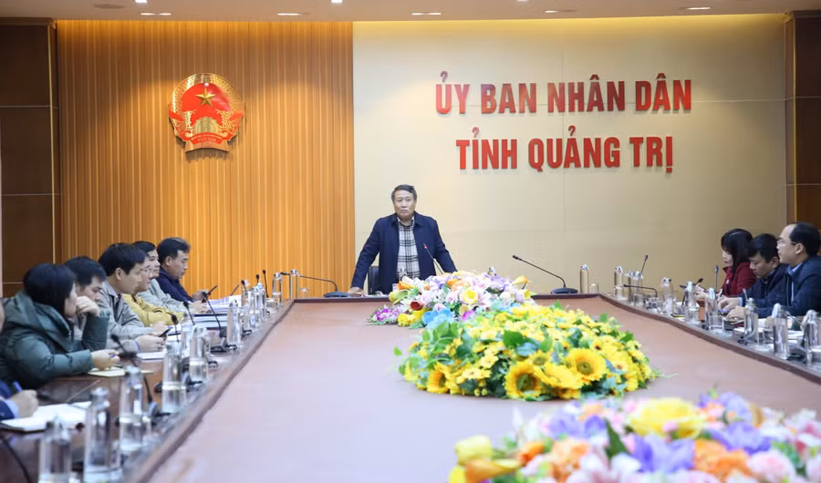 Ông Hà Sỹ Đồng, Phó Chủ tịch Thường trực UBND tỉnh Quảng Trị chỉ đạo các Sở, ngành liên quan rà soát quy định, đề xuất hướng xử lý.