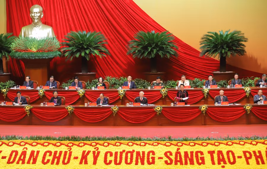 Đoàn Chủ tịch biểu quyết thông qua Chương trình làm việc của Đại hội