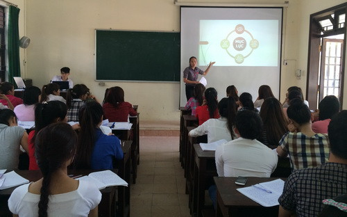Sinh viên Khoa Giáo dục Chính trị trường ĐHSP Huế trong một tiết học bằng theo pháp mới
