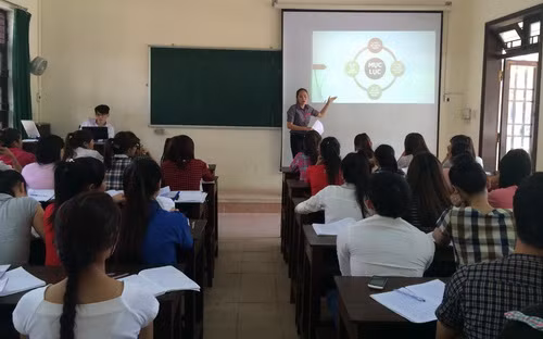 Sinh viên Khoa Giáo dục Chính trị trường ĐHSP Huế trong một tiết học bằng theo pháp mới