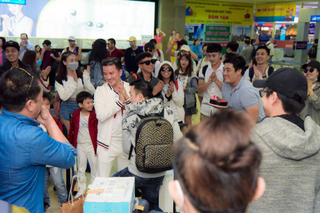 Mr Dam bat ngo to chuc sinh nhat cho Duong Trieu Vu ngay tai san bay Nha Trang - Anh 7