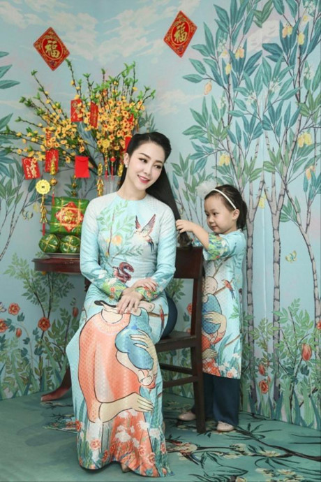 Yêu chết đi được với cảnh con gái Linh Nga chải tóc cho mẹ - Ảnh 3 Yeu chet di duoc voi canh con gai Linh Nga chai toc cho me - Anh 3
