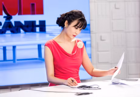 Hoa hau Thu Thuy rang ro tren ban tin ngay dau nam - Anh 4