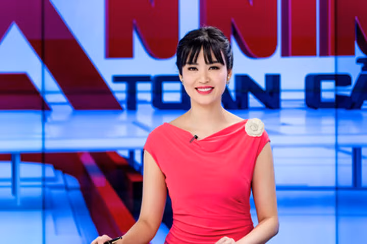 Hoa hậu Thu Thủy rạng rỡ trên bản tin ngày đầu năm