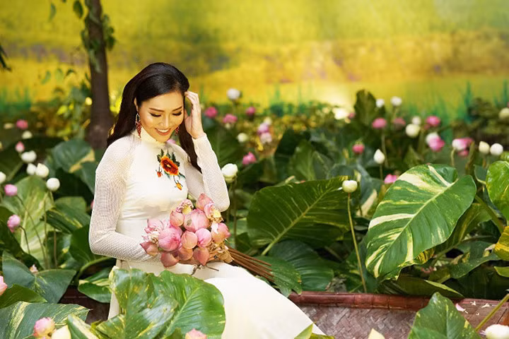 Hoa Khôi Áo Dài Diệu Ngọc đằm thắm thu hút mọi ánh nhìn