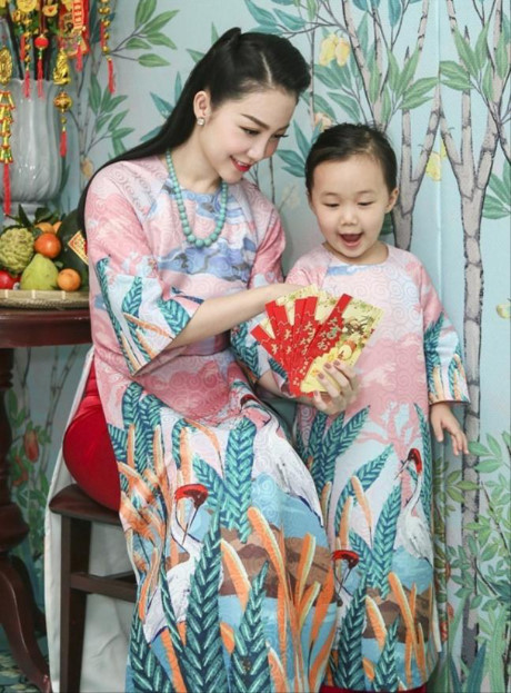 Yêu chết đi được với cảnh con gái Linh Nga chải tóc cho mẹ - Ảnh 4 Yeu chet di duoc voi canh con gai Linh Nga chai toc cho me - Anh 4