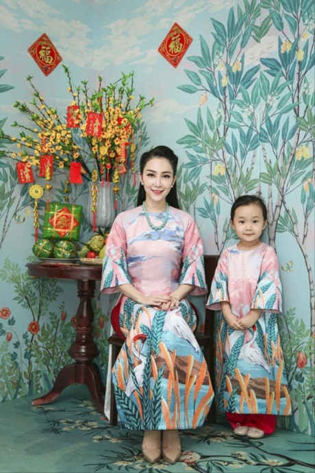 Yêu chết đi được với cảnh con gái Linh Nga chải tóc cho mẹ - Ảnh 5 Yeu chet di duoc voi canh con gai Linh Nga chai toc cho me - Anh 5