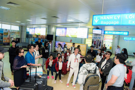 Mr Dam bat ngo to chuc sinh nhat cho Duong Trieu Vu ngay tai san bay Nha Trang - Anh 8