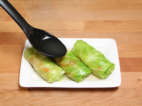 Bắp cải cuộn rau thập cẩm hấp chống ngán cho ngày lễ - Ảnh 8 Bap cai cuon rau thap cam hap chong ngan cho ngay le - Anh 8