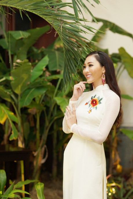 Hoa Khoi Ao Dai Dieu Ngoc dam tham trong tiec mung nam moi - Anh 1