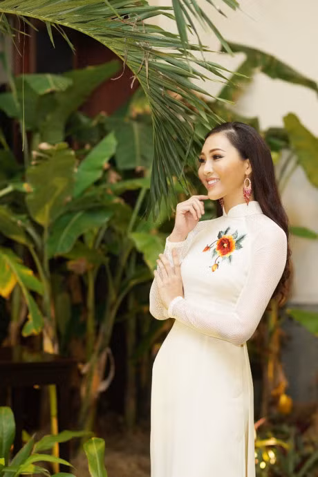 Hoa Khoi Ao Dai Dieu Ngoc dam tham trong tiec mung nam moi - Anh 1