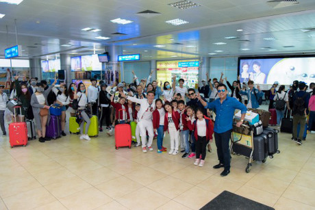 Mr Dam bat ngo to chuc sinh nhat cho Duong Trieu Vu ngay tai san bay Nha Trang - Anh 10