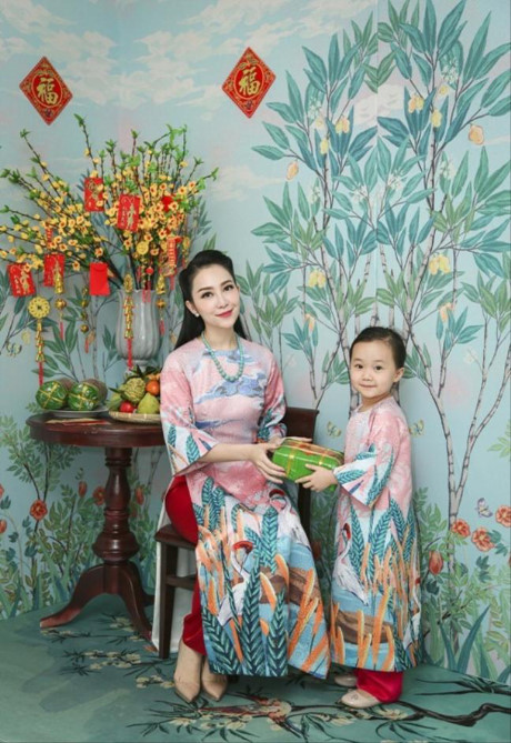 Yêu chết đi được với cảnh con gái Linh Nga chải tóc cho mẹ - Ảnh 1 Yeu chet di duoc voi canh con gai Linh Nga chai toc cho me - Anh 1